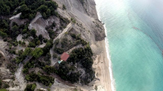 Εικόνες από την παραλία των Εγκρεμνών που «εξαφανίστηκε» μετά το σεισμό