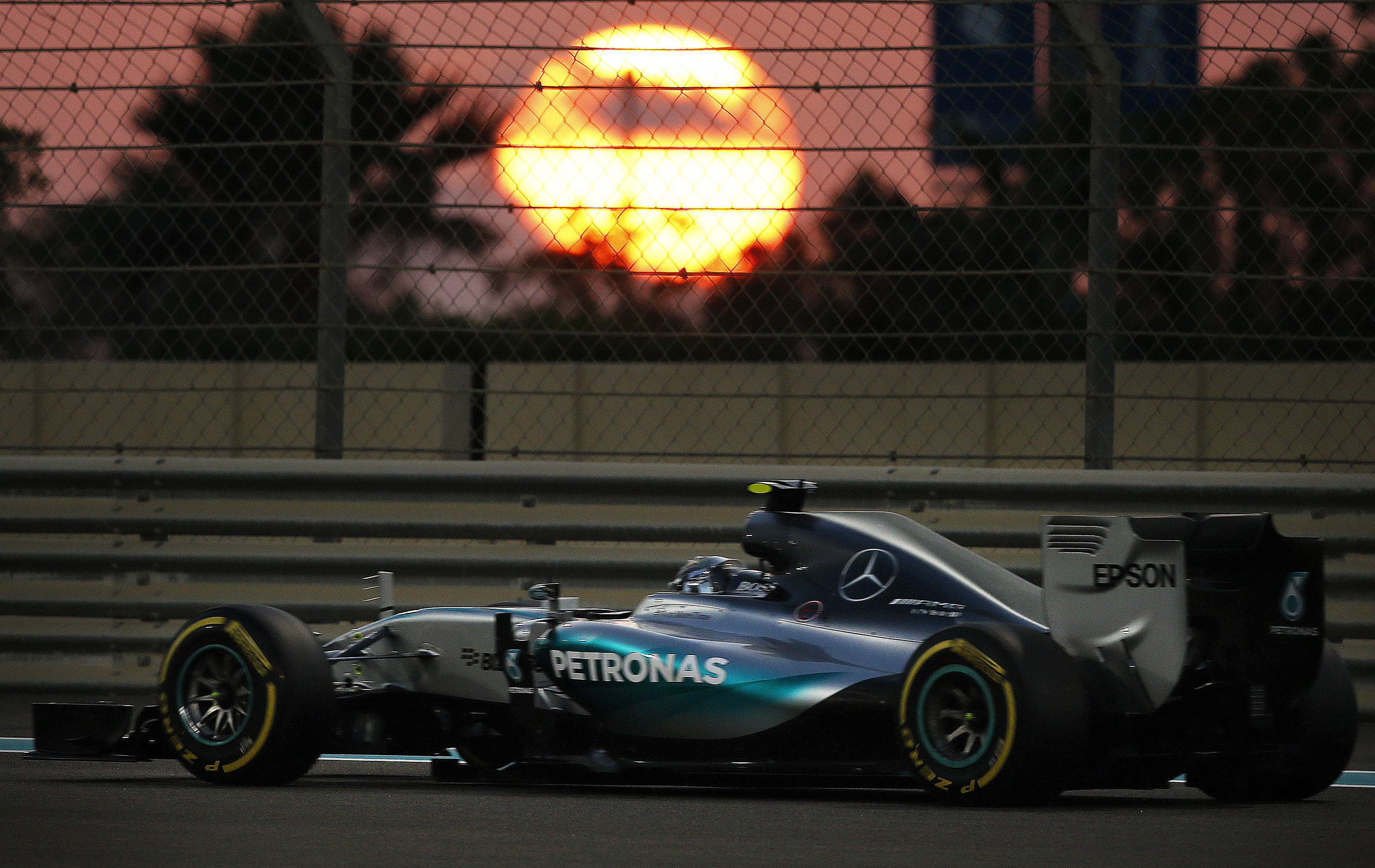 GP Abu Dhabi 2015 – EΔ2: Αλλαγή σκυτάλης με Rosberg στην κορυφή