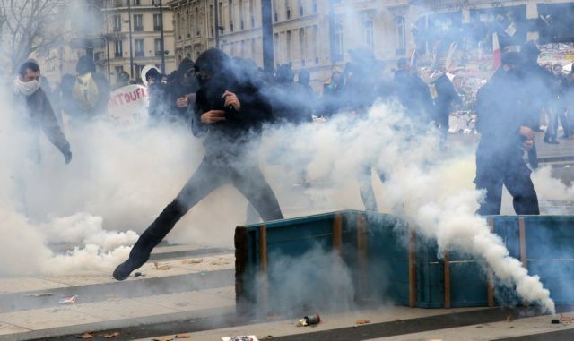 Δακρυγόνα και συμπλοκές στο Παρίσι μετά την ανθρώπινη αλυσίδα για το κλίμα