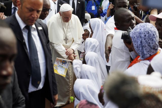 Ο Πάπας στο τέμενος του Μπανγκί: «Χριστιανοί και μουσουλμάνοι είναι αδέλφια»