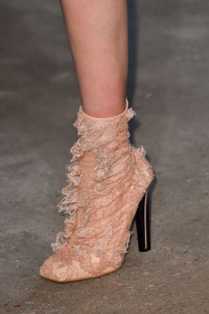 Τα πιο ιδιαίτερα λευκά μποτάκια για φέτος