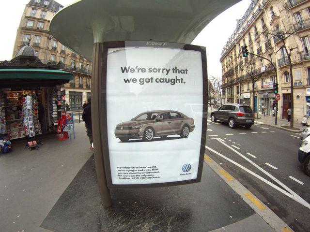 Πράσινοι ακτιβιστές γεμίζουν το Παρίσι με ψεύτικες διαφημίσεις