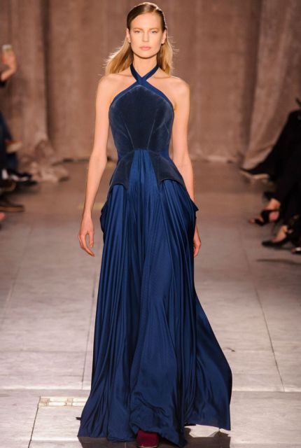 Εντυπωσιακά φορέματα σε μπλε απόχρωση