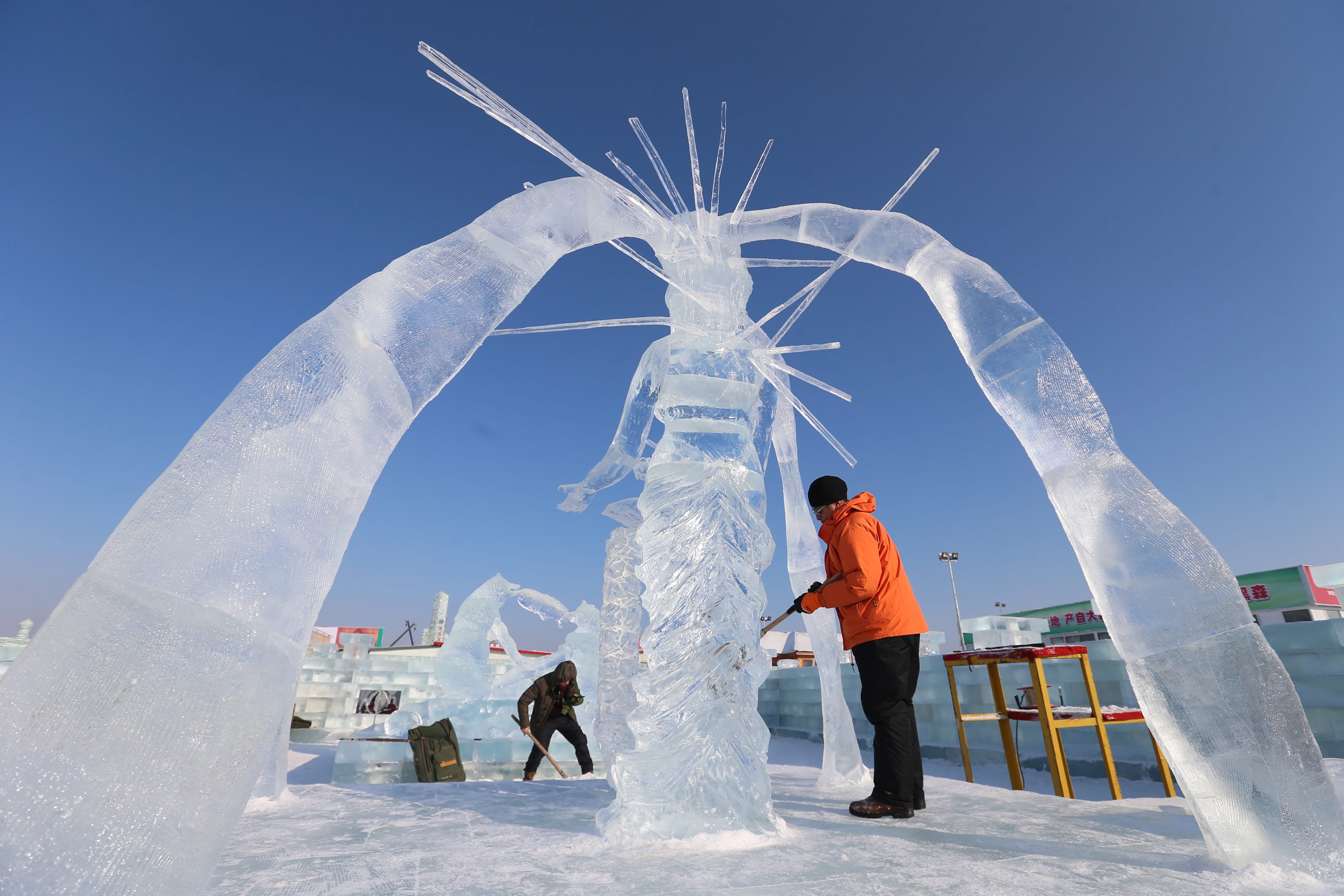 Εντυπωσιακά γλυπτά από πάγο στην Κίνα