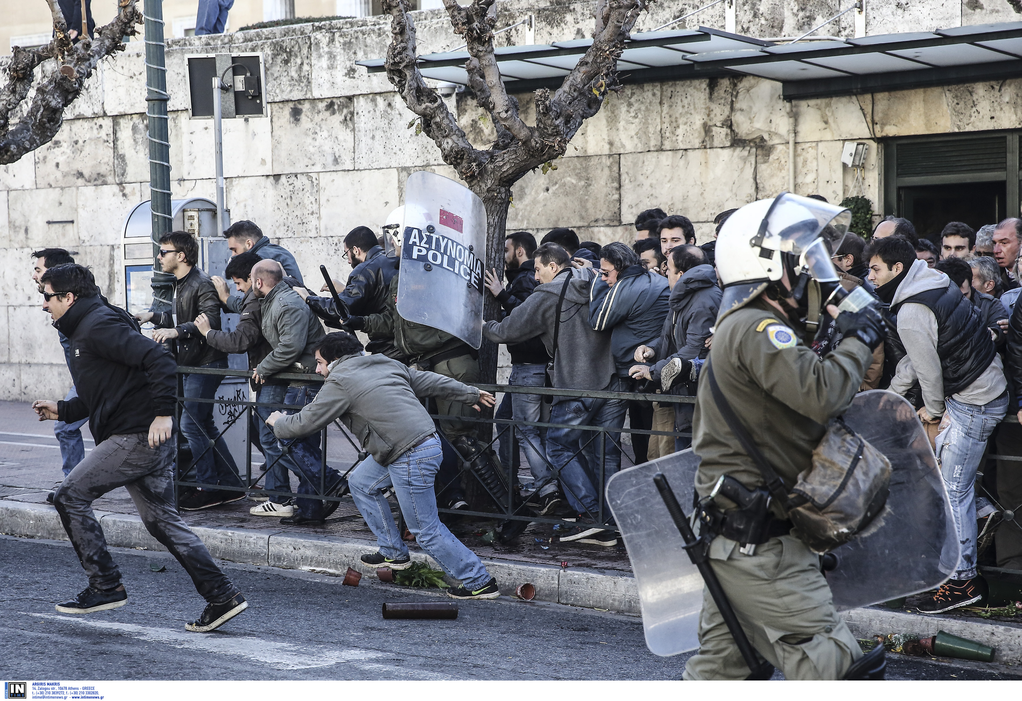 Ένταση στη συγκέντρωση του ΠΑΜΕ έξω από τη Βουλή