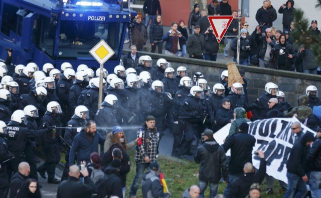 Συγκρούσεις υποστηρικτών του Pegida – αστυνομικών στην Κολωνία