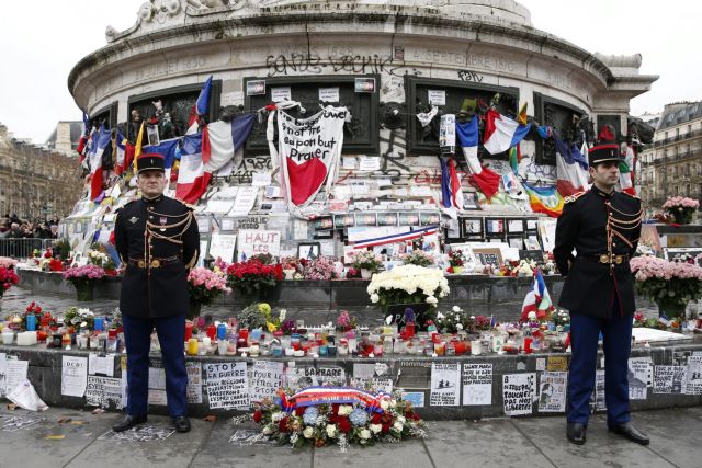 «Δεν τρομοκρατούμαστε», φωνάζει το Παρίσι από την Πλας ντε λα Ρεπουμπλίκ