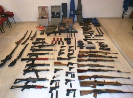 Στο φως μεγάλο οπλοστάσιο σε γκαρσονιέρα στο Ηράκλειο Κρήτης (φωτογραφίες)