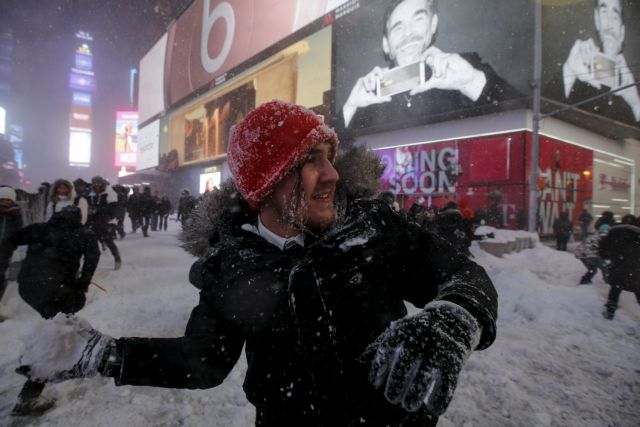 Παράλυση λόγω του χιονού στις ανατολικές ΗΠΑ, τουλάχιστον 18 θάνατοι