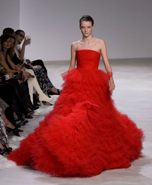 Παρίσι τώρα: τι προτείνουν οι σχεδιαστές για τα φορέματα της άνοιξης