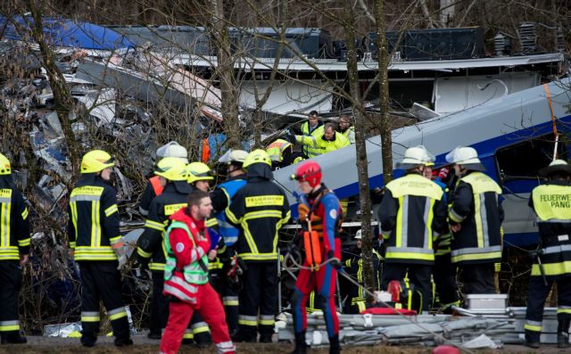 Αιματηρή σύγκρουση τρένων στη Γερμανία, δύσκολος ο απεγκλωβισμός
