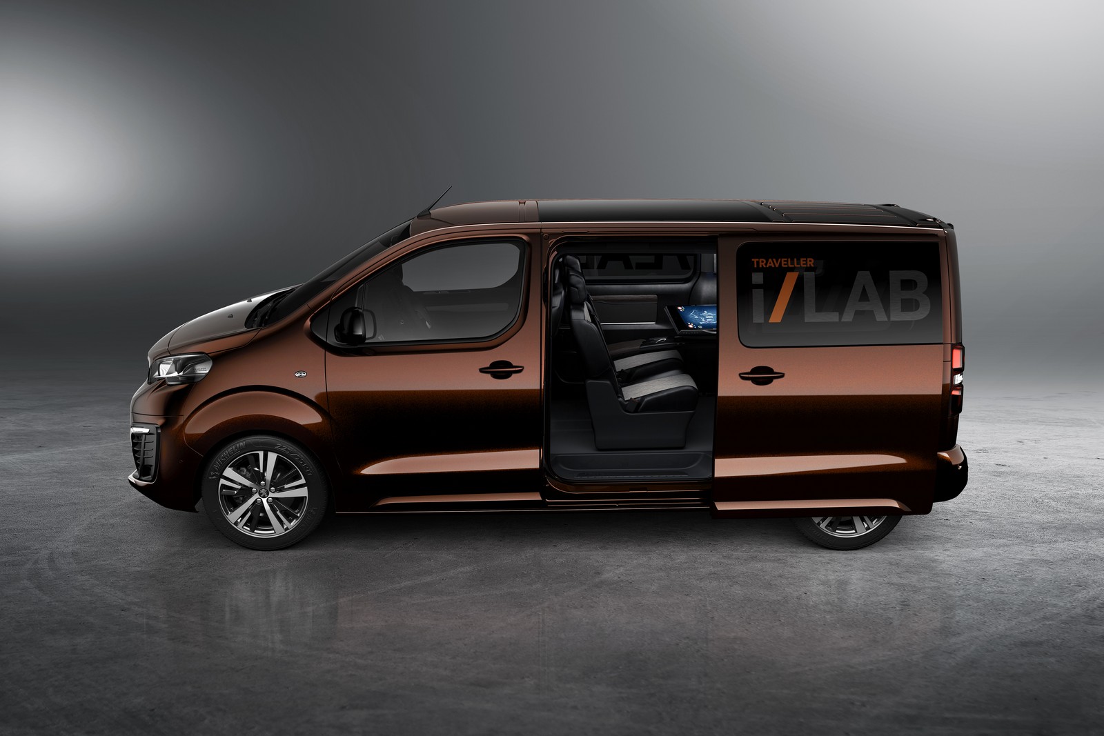 Peugeot Traveller i-Lab VIP 3.0 Shuttle Concept: Γαλλική gadget αντεπίθεση