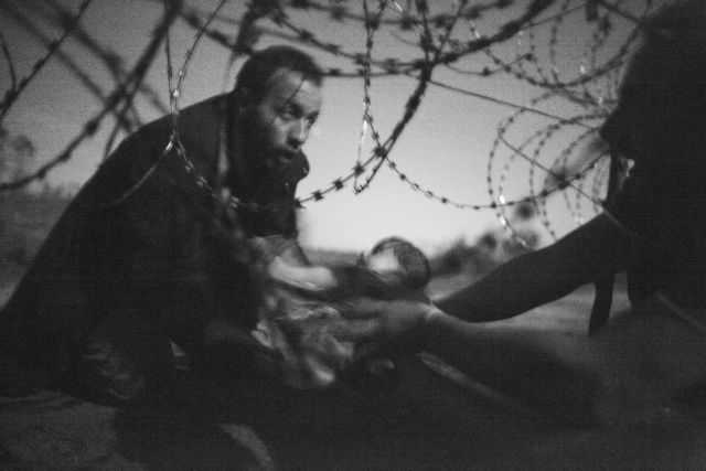 Σε εικόνα προσφυγόπουλου κάτω από συρματόπλεγμα το World Press Photo