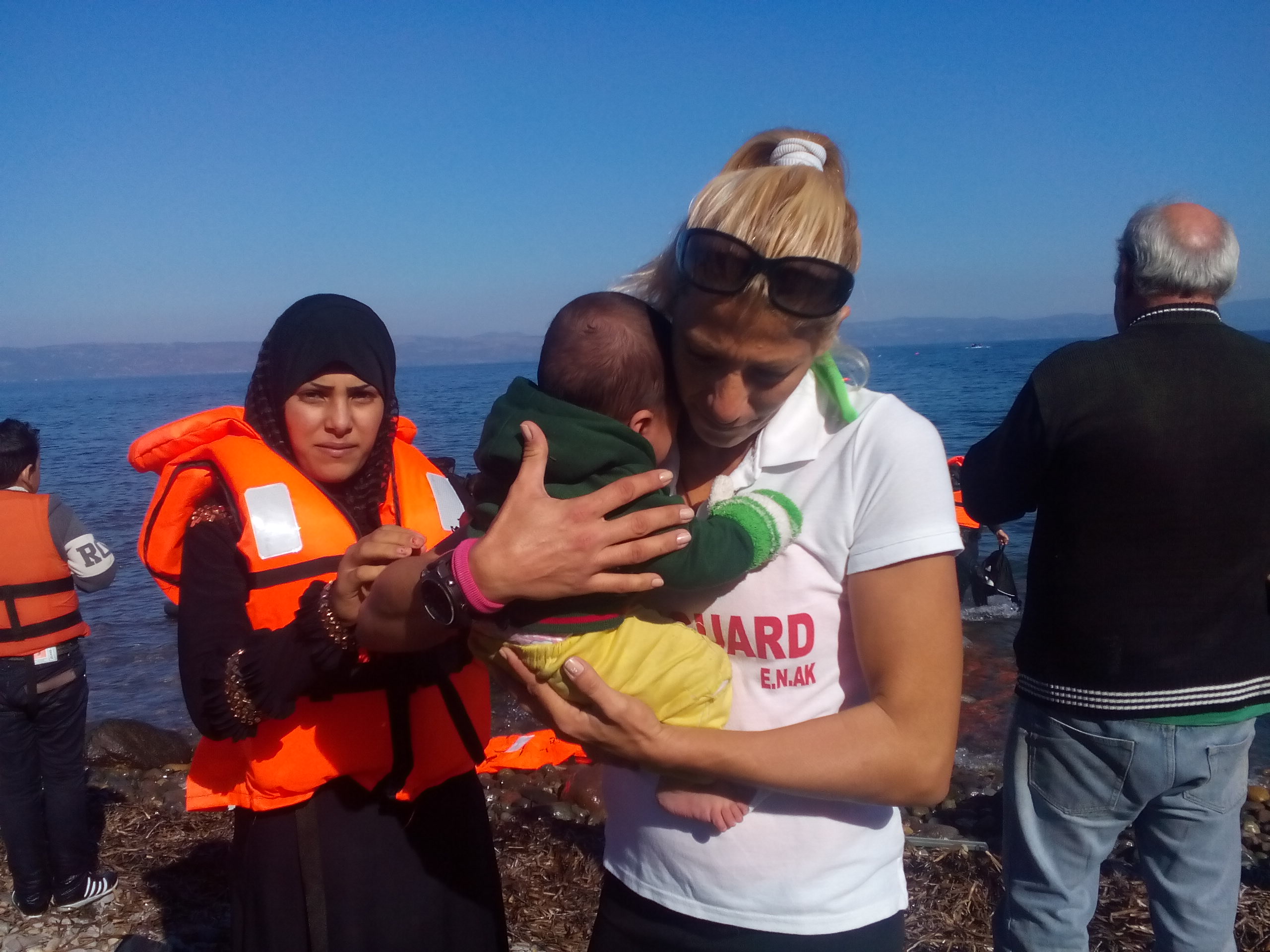 Μαρτυρίες ναυαγοσώστη: Φιλούν το χώμα οι διασωθέντες πρόσφυγες