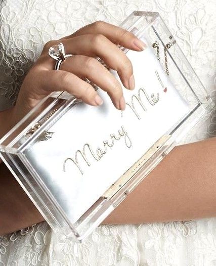 Trend Alert: 15 clutches με συνθήματα και πολύ στιλ