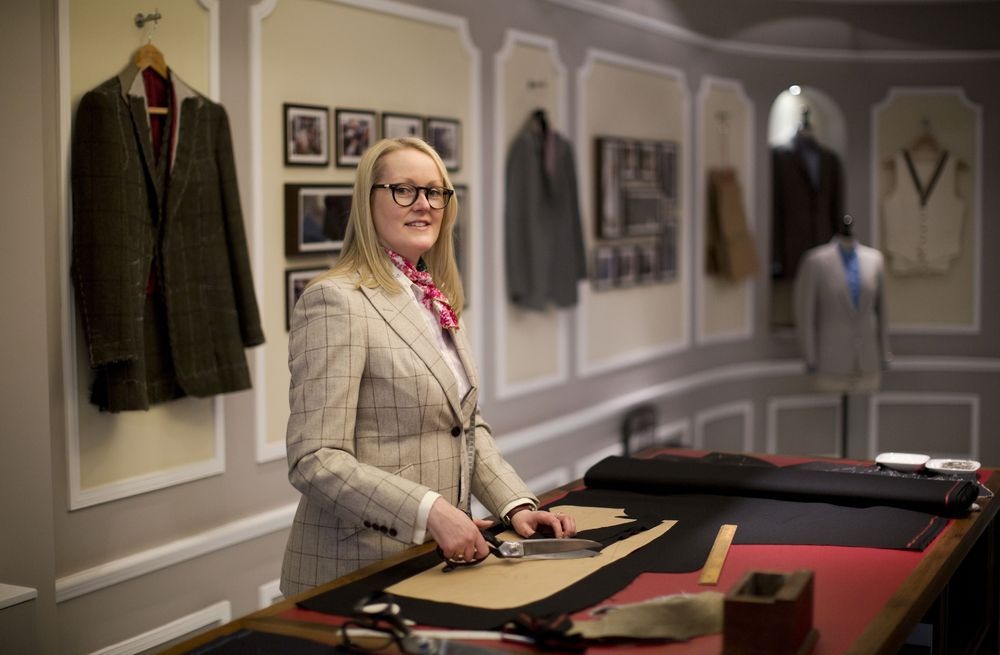 H πρώτη γυναίκα ράφτης που κατακτά την Savile Row