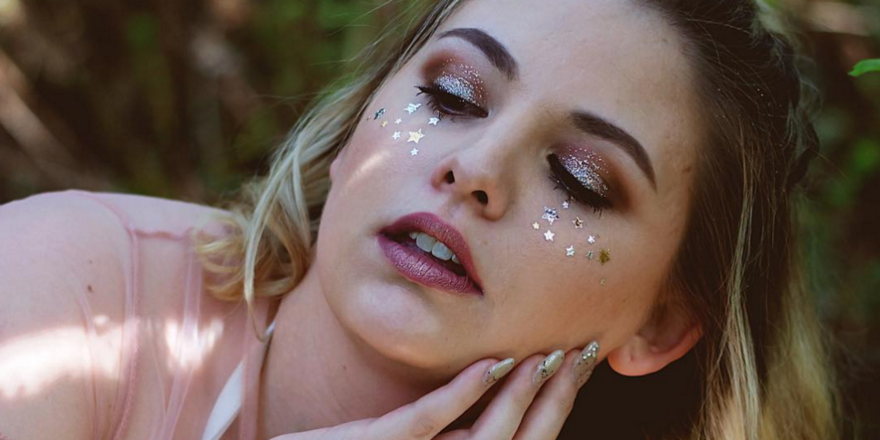 Glitter freckles: η νέα τάση στο μακιγιάζ