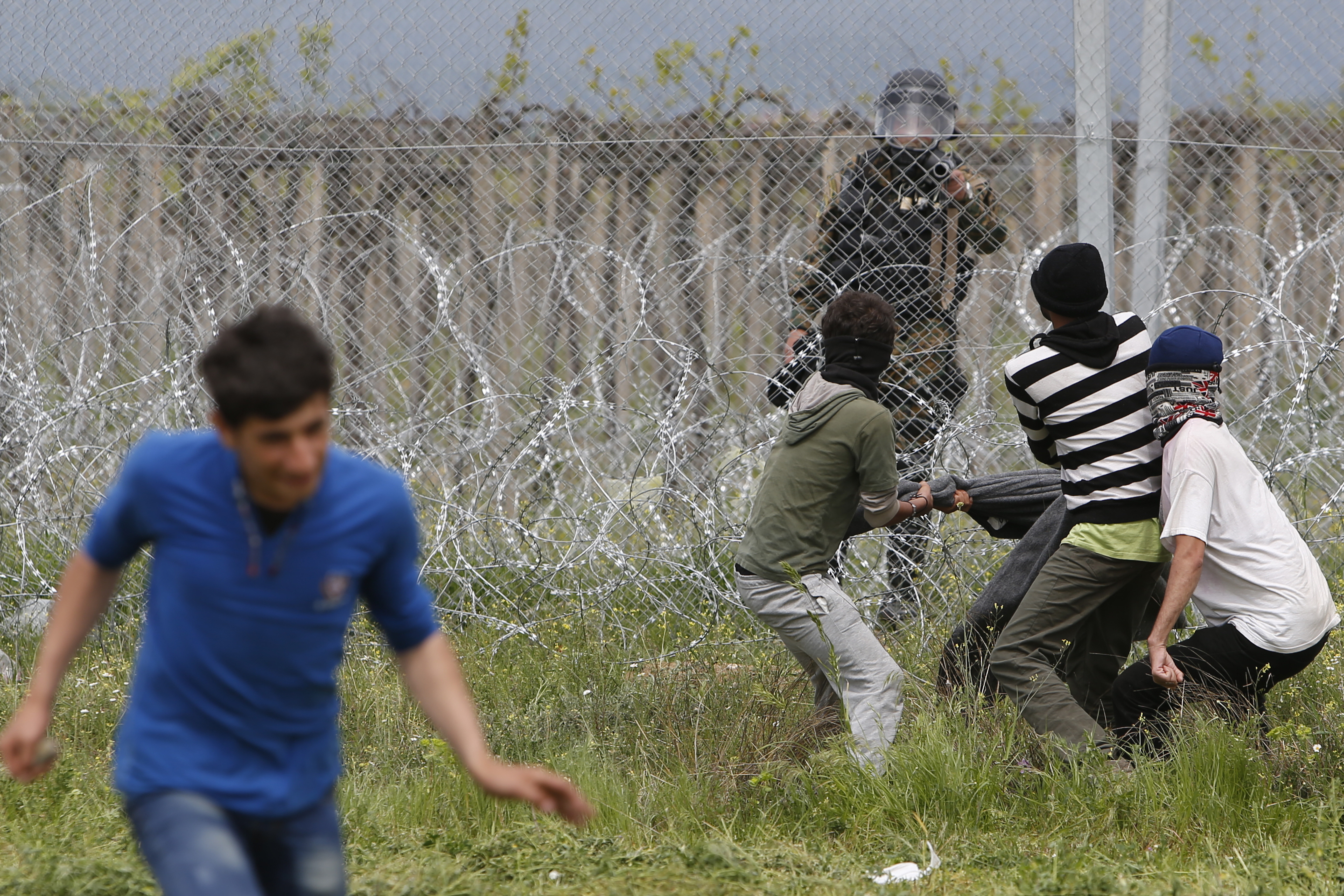 Ένταση, δακρυγόνα και προσαγωγές στο φράχτη της Ειδομένης