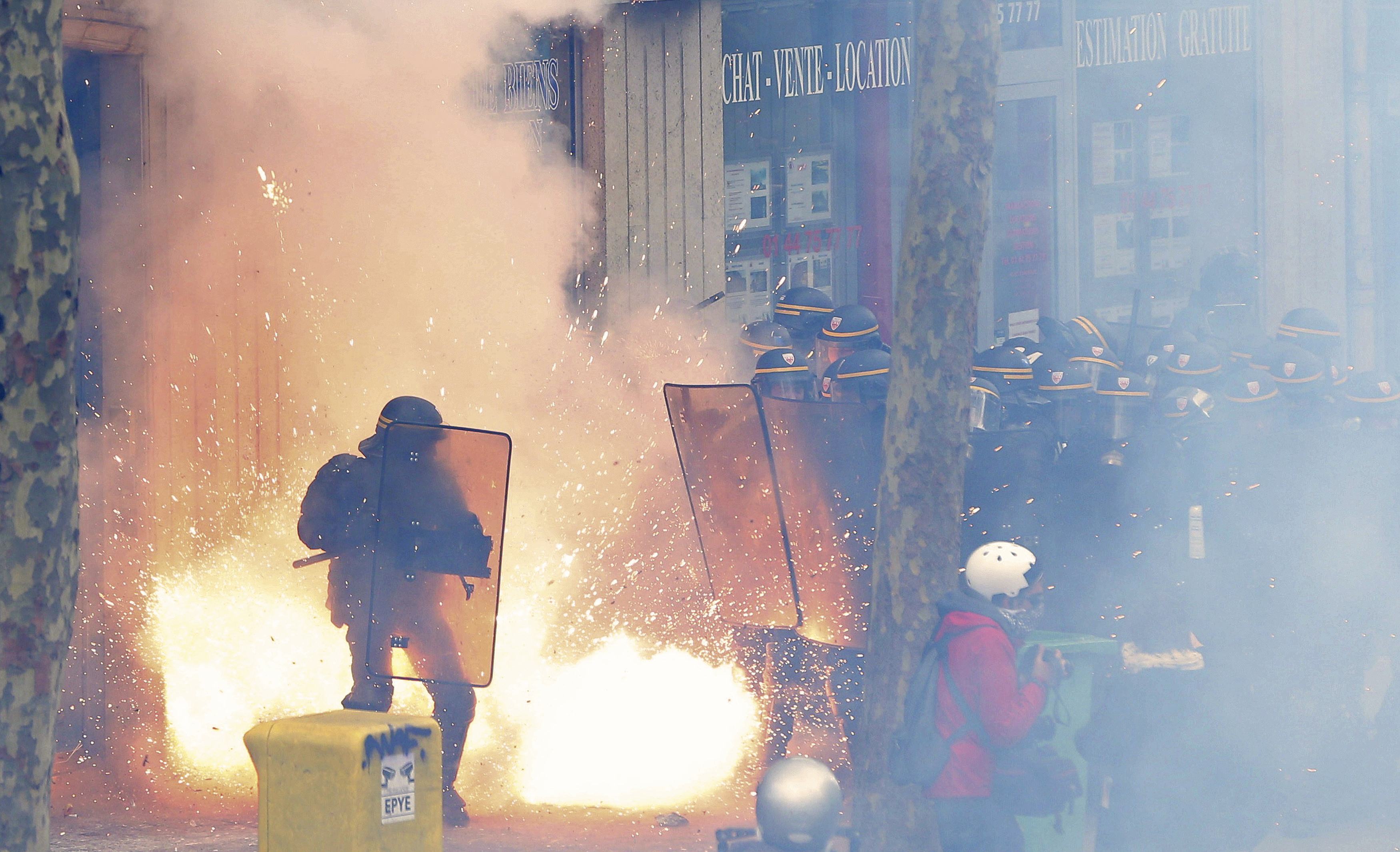 «Πεδίο μάχης» οι δρόμοι της Γαλλίας, συγκρούσεις διαδηλωτών - αστυνομίας
