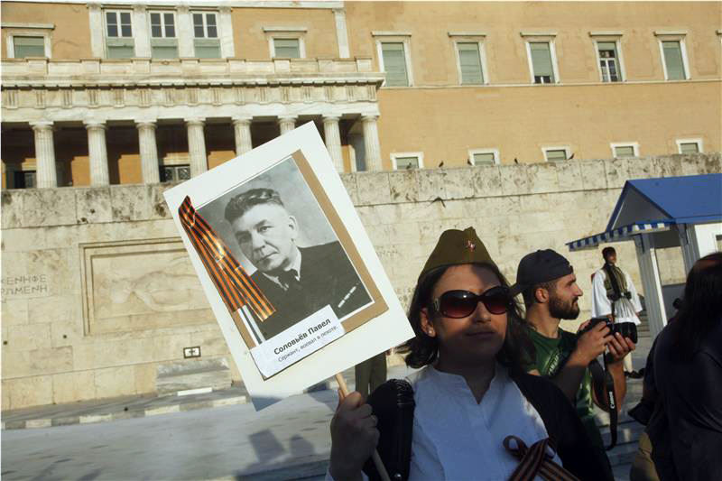 Φωτορεπορτάζ: Με συμμετοχή Ρώσων οι πρωτομαγιάτικες εκδηλώσεις στο Σύνταγμα