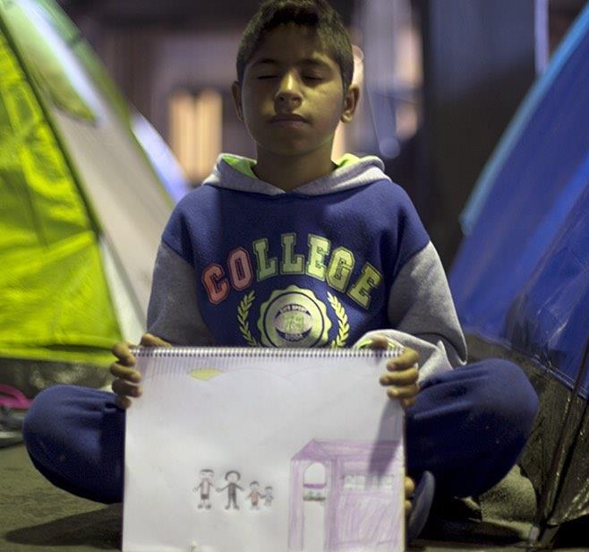Προσφυγόπουλα στον Πειραιά ζωγραφίζουν μνήμες και όνειρα