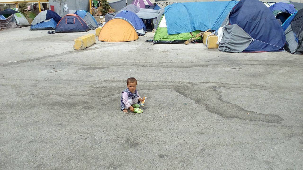 Μια μέρα με τους πρόσφυγες στο λιμάνι του Πειραιά