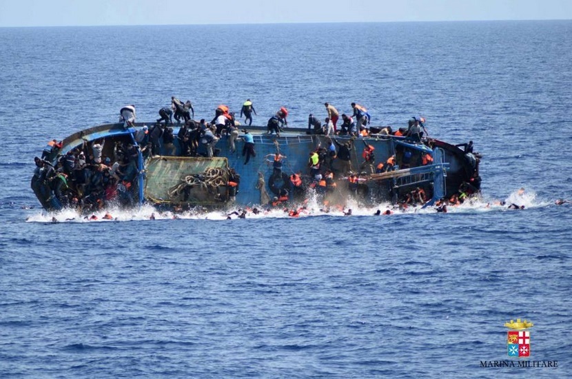 Δραματικές εικόνες από την στιγμή του ναυαγίου ανοικτά της Λιβύης