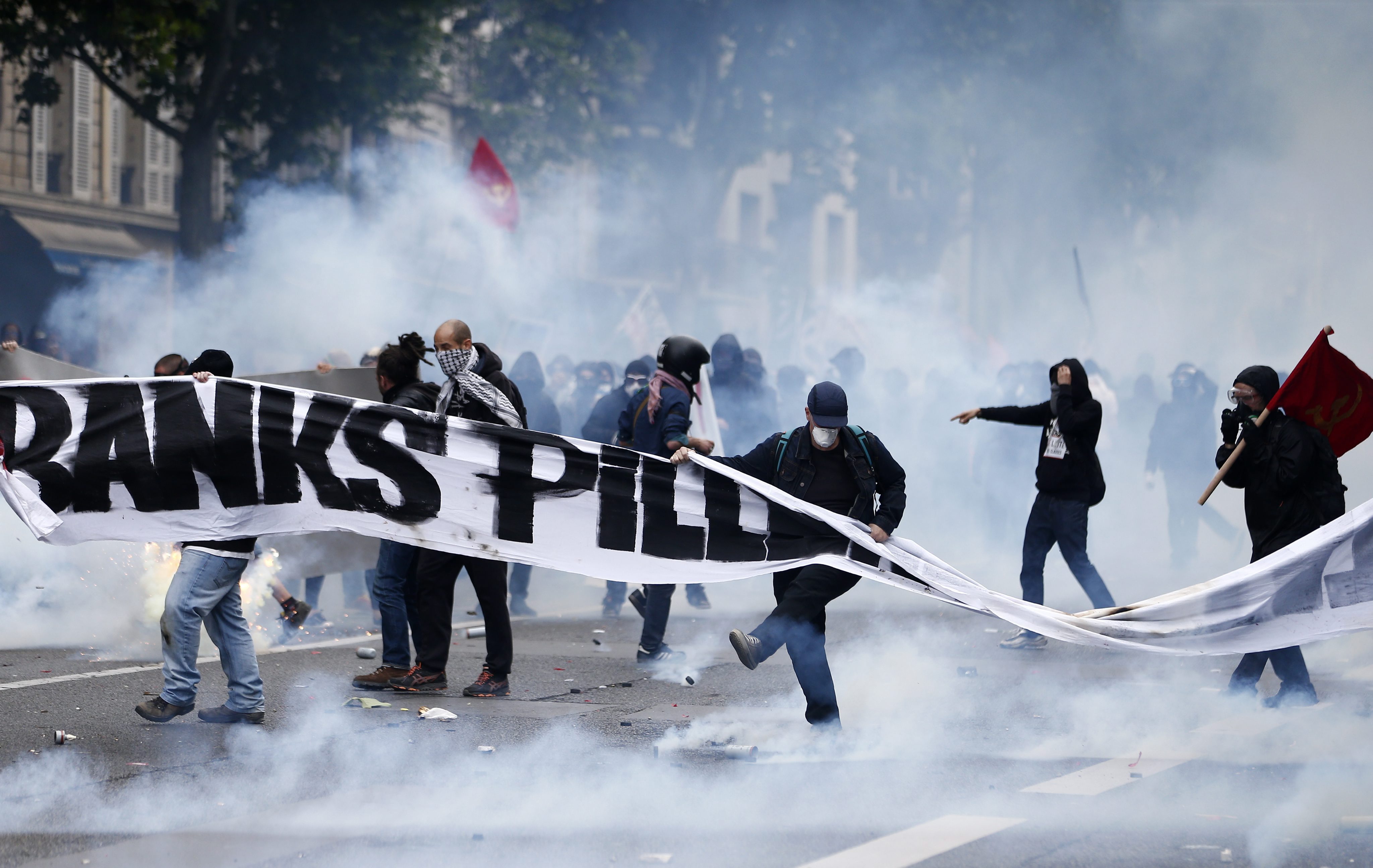 Δεκάδες τραυματίες στο Παρίσι σε διαδήλωση για τα εργασιακά