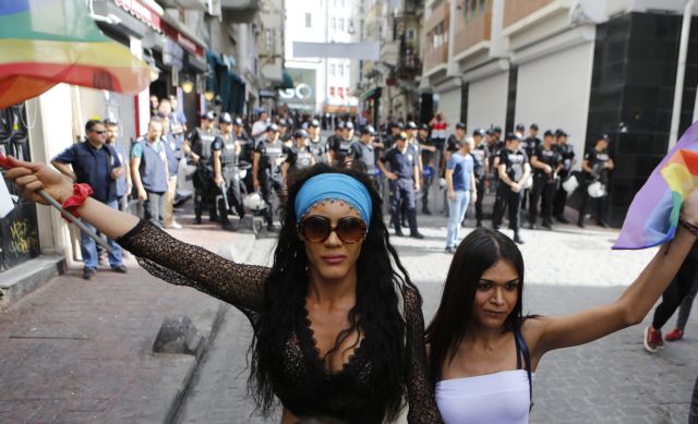 Κωνσταντινούπολη: Πλαστικές σφαίρες και δακρυγόνα κατά διεμφυλικών