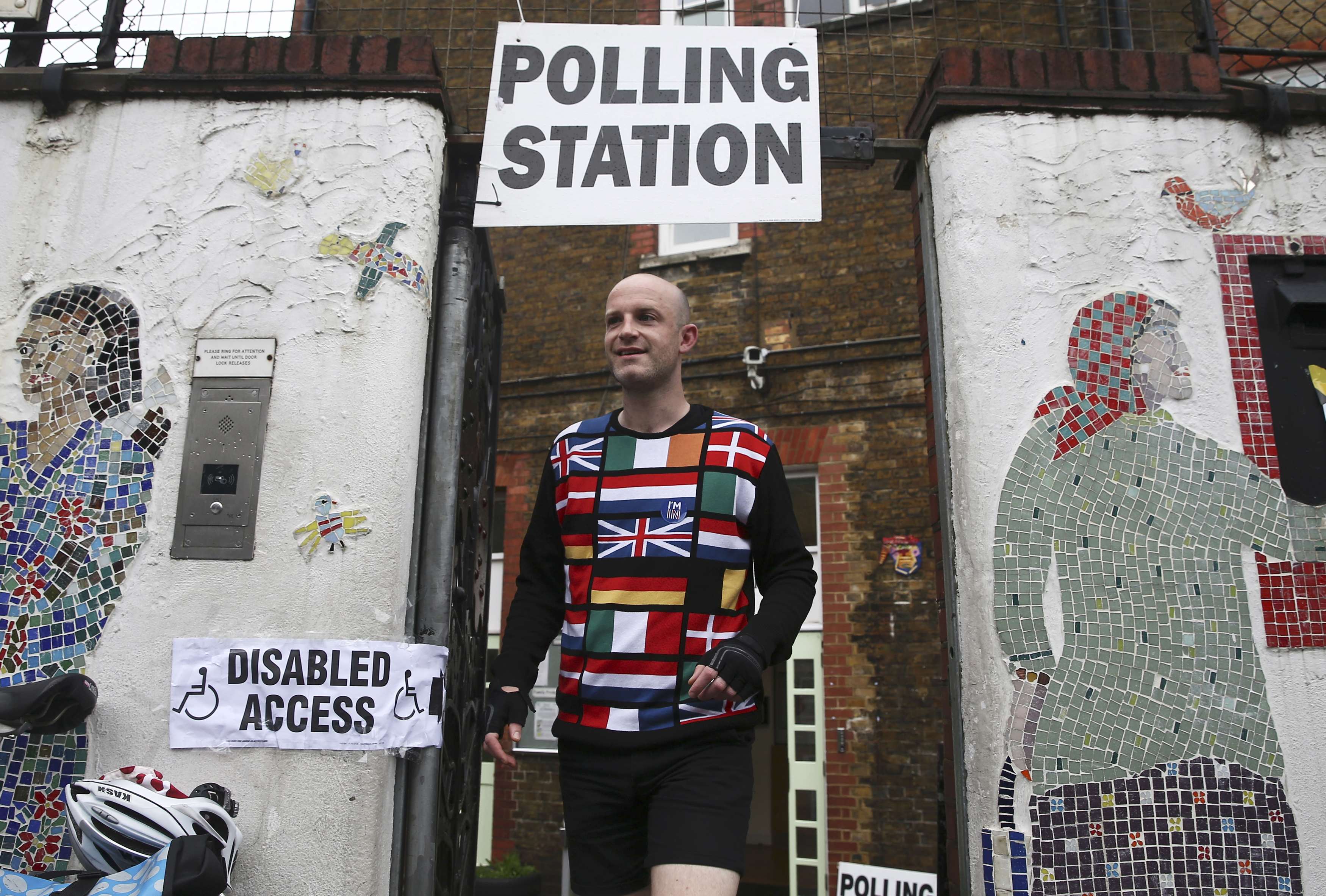 H Βρετανία ψηφίζει, οριακά μπροστά εμφανίζεται το «Μένουμε»