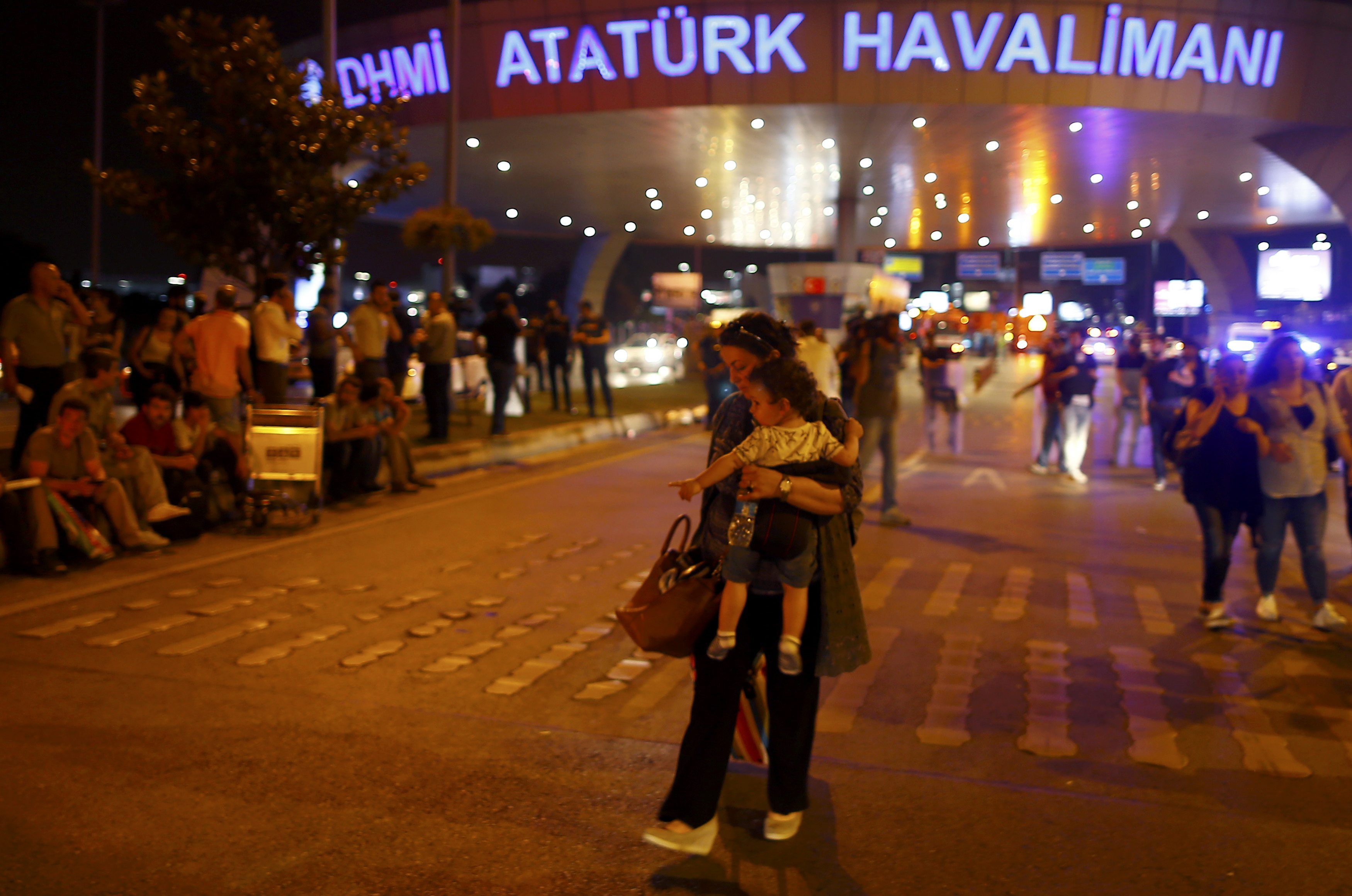 Η στιγμή της έκρηξης στο αεροδρόμιο της Κωνσταντινούπολης (βίντεο και φωτογραφίες)