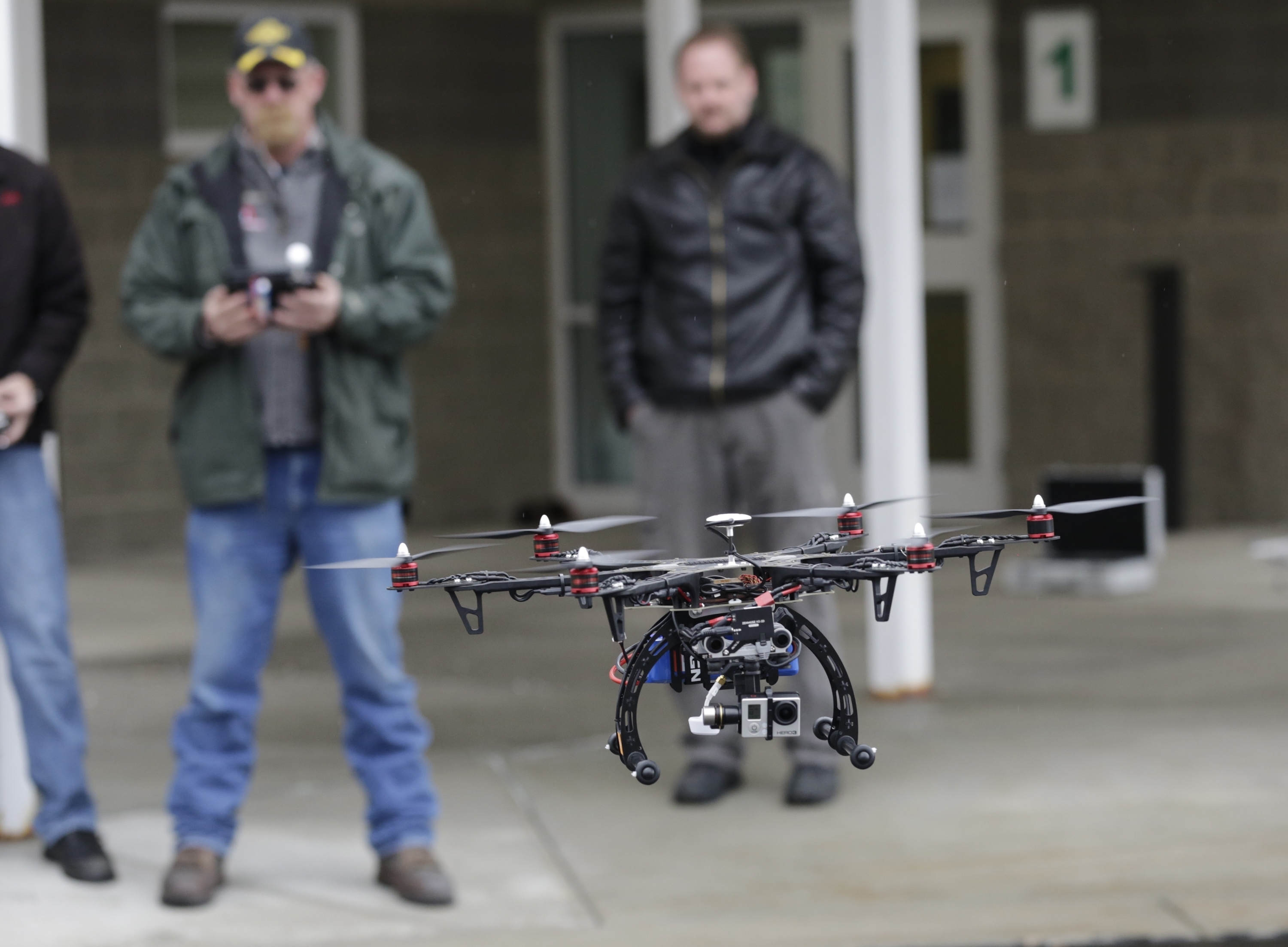 Άνθρωποι και υπηρεσίες υποκαθίστανται από τα drones, μια αγορά $127 δις