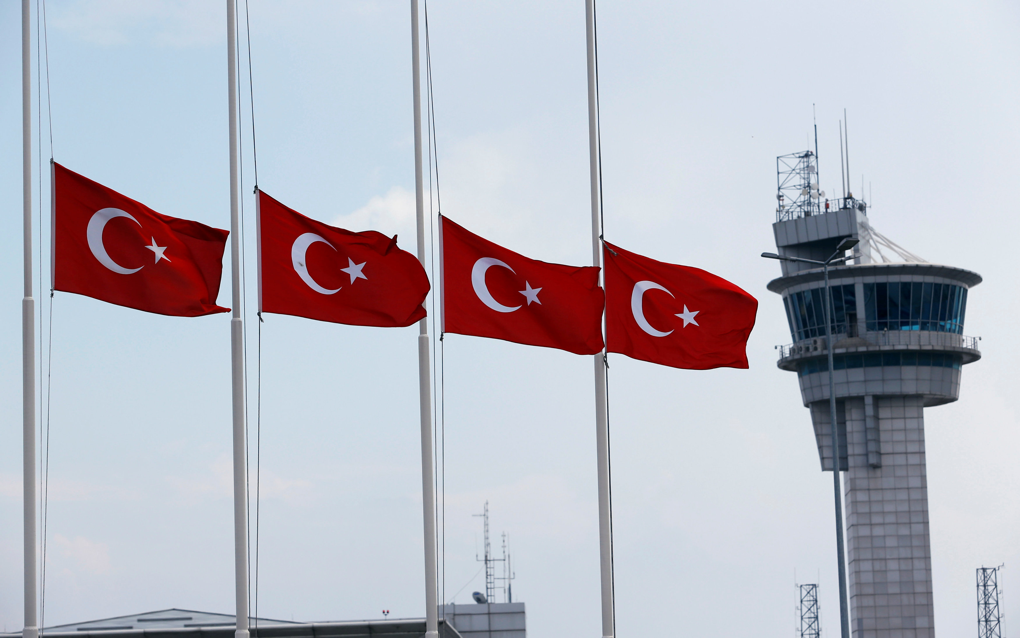 Κωνσταντινούπολη: Μέχρι το χώρο των αναχωρήσεων έφτασαν οι ένοπλοι