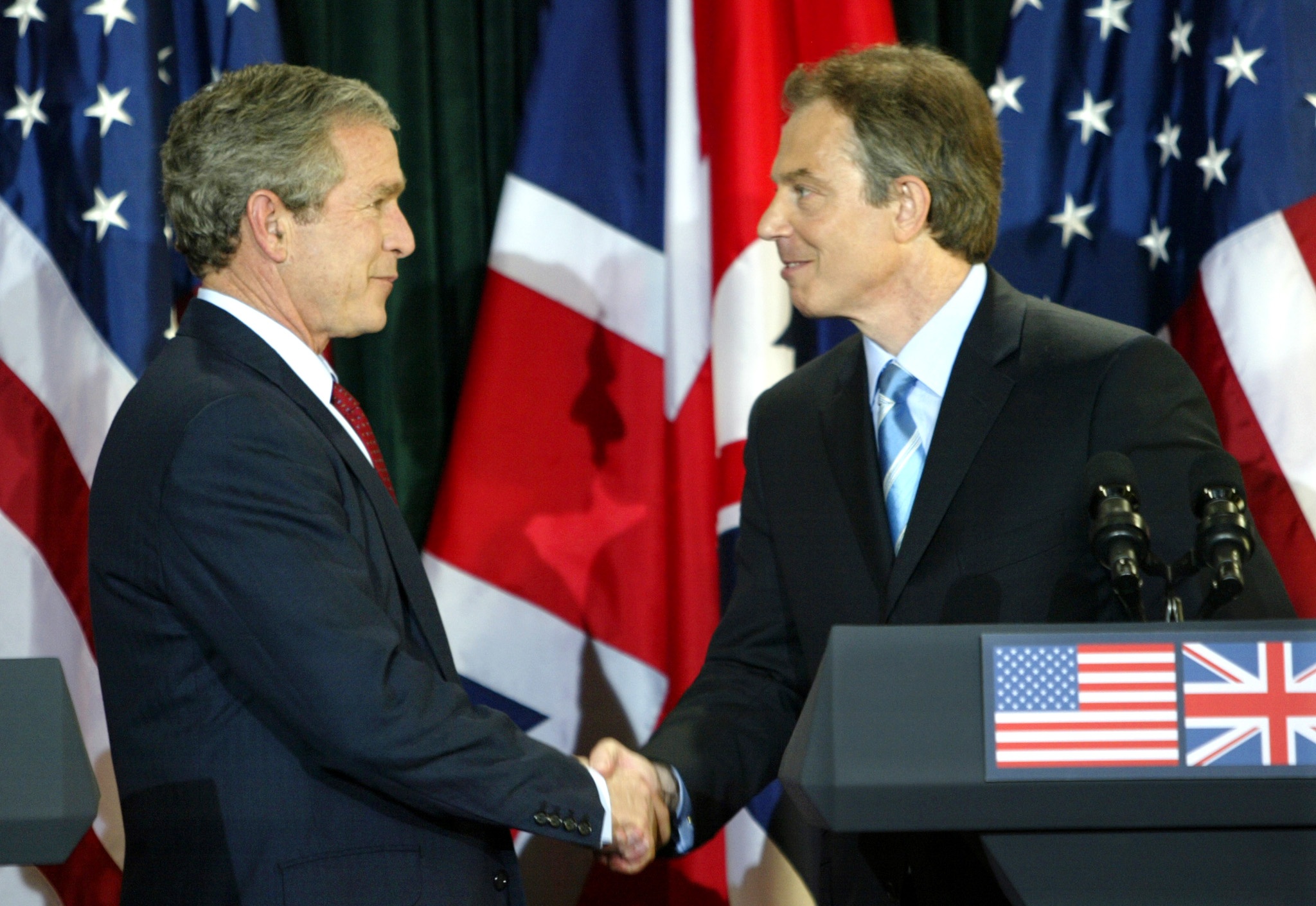 «Όρκο πίστης» στον Μπους είχε δώσει ο Μπλερ πριν σύρει τη Βρετανία στο Ιράκ