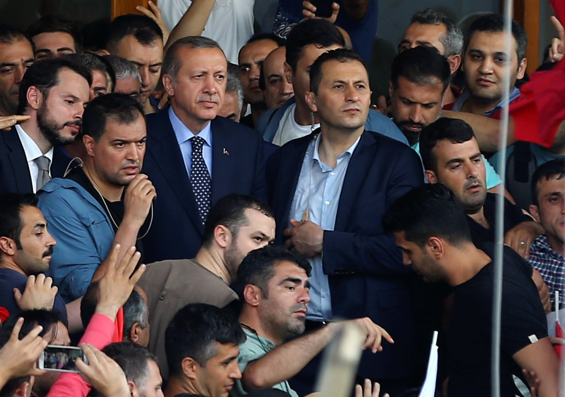 Ο Ερντογάν στέλνει SMS στους πολίτες: «Υπερασπιστείτε δημοκρατία και ειρήνη»