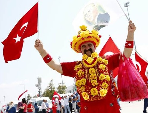 Τα υλικά της «φιέστας» Ερντογάν: Φολκλόρ, ολίγον Κεμάλ και σημαία