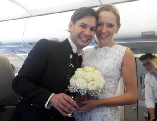 Φωτορεπορτάζ: Γάμος έκπληξη στην πτήση Βιέννη – Αθήνα