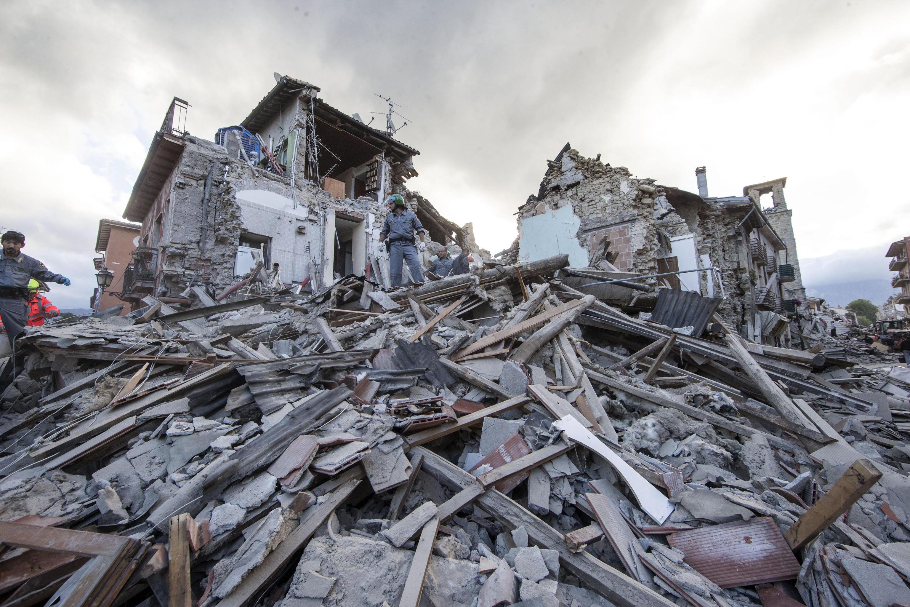 Σεισμός ισοπεδώνει χωριά στην Ιταλία, τουλάχιστον 38 νεκροί