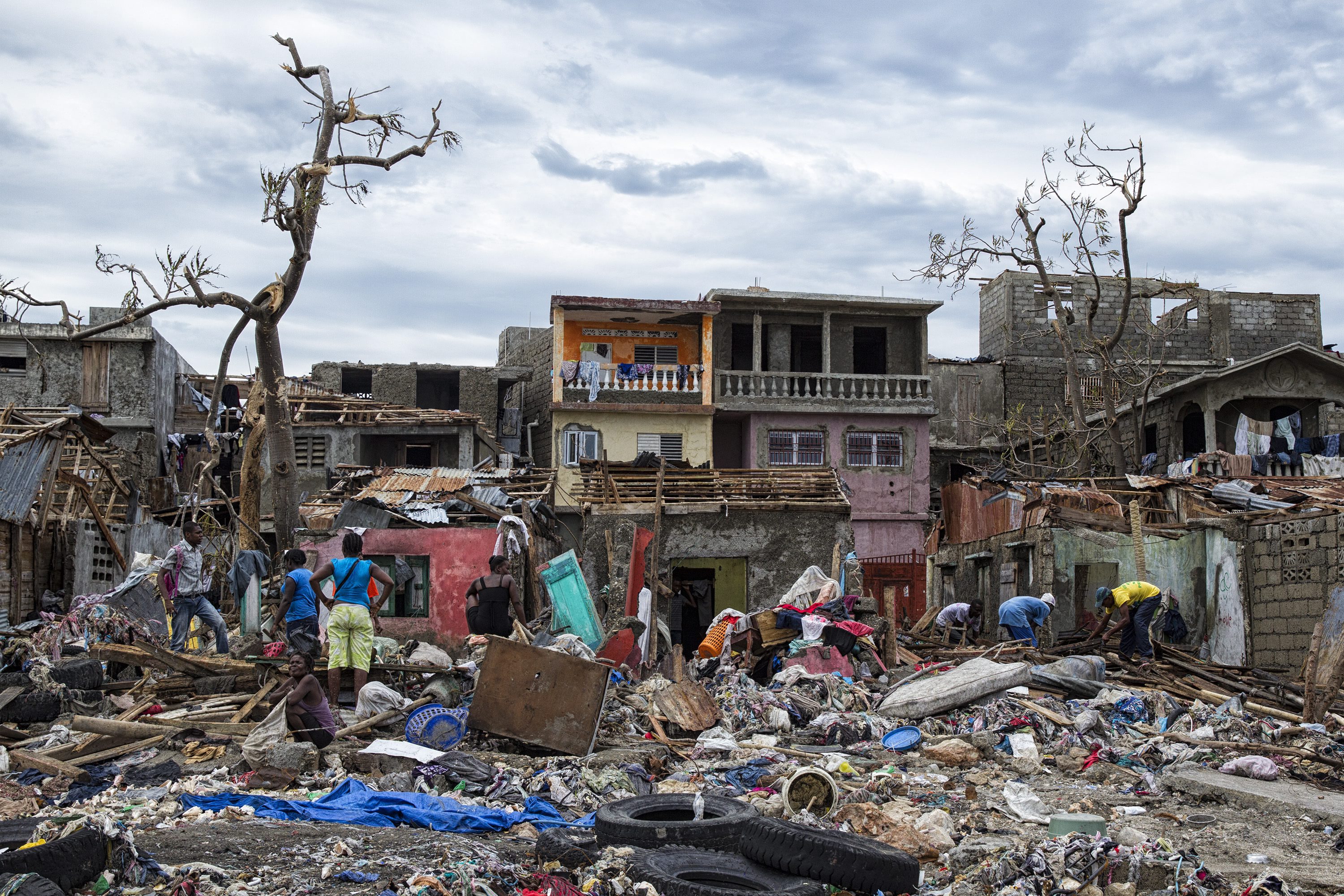 Κυκλώνας Μάθιου: Πάνω από 800 οι νεκροί στην Αϊτή, παρέλυσε η Φλόριντα
