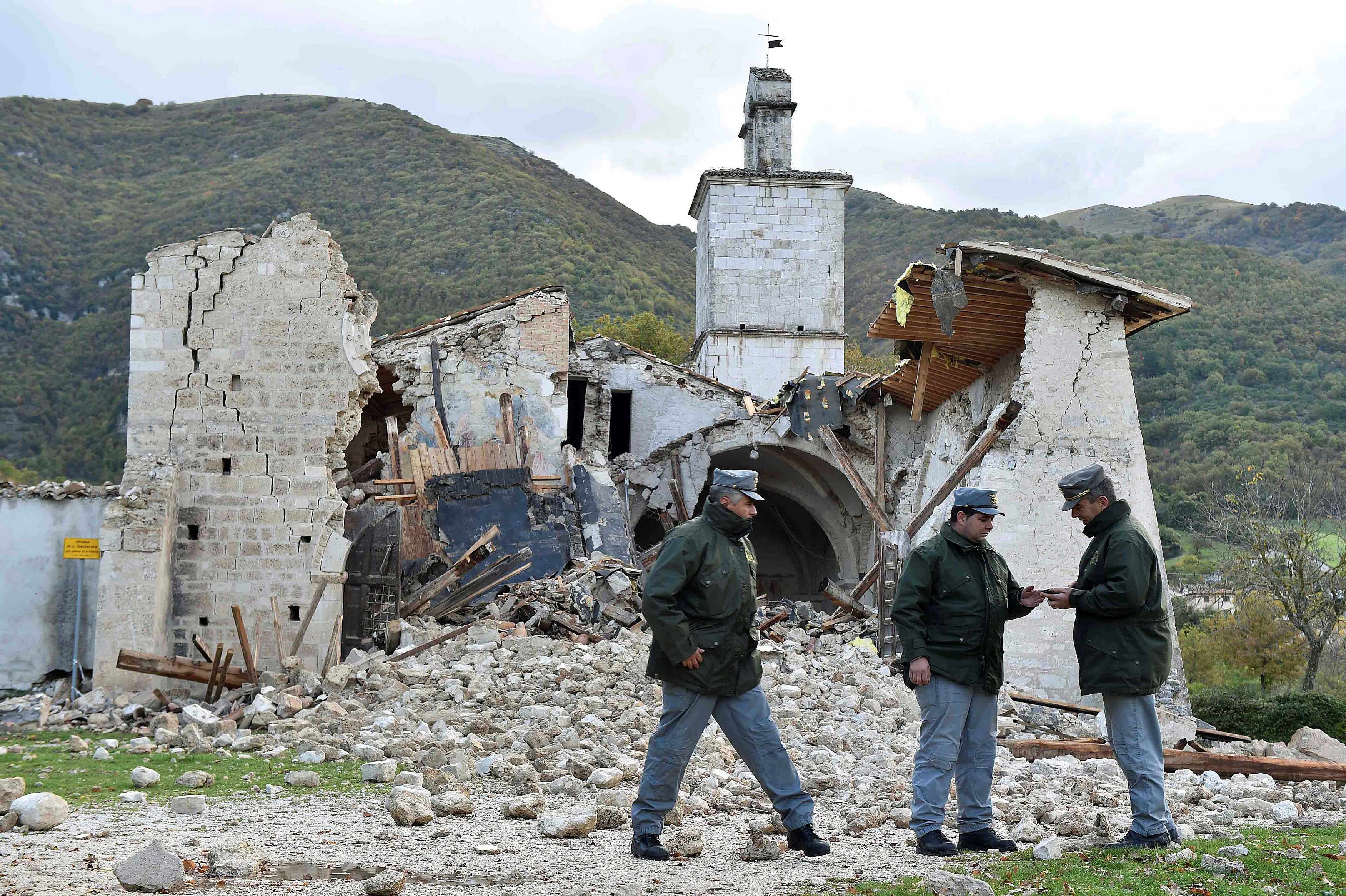Ξάγρυπνη η Ιταλία μετά τον «τριπλό» σεισμό, ζημιές και ελαφρά τραυματίες