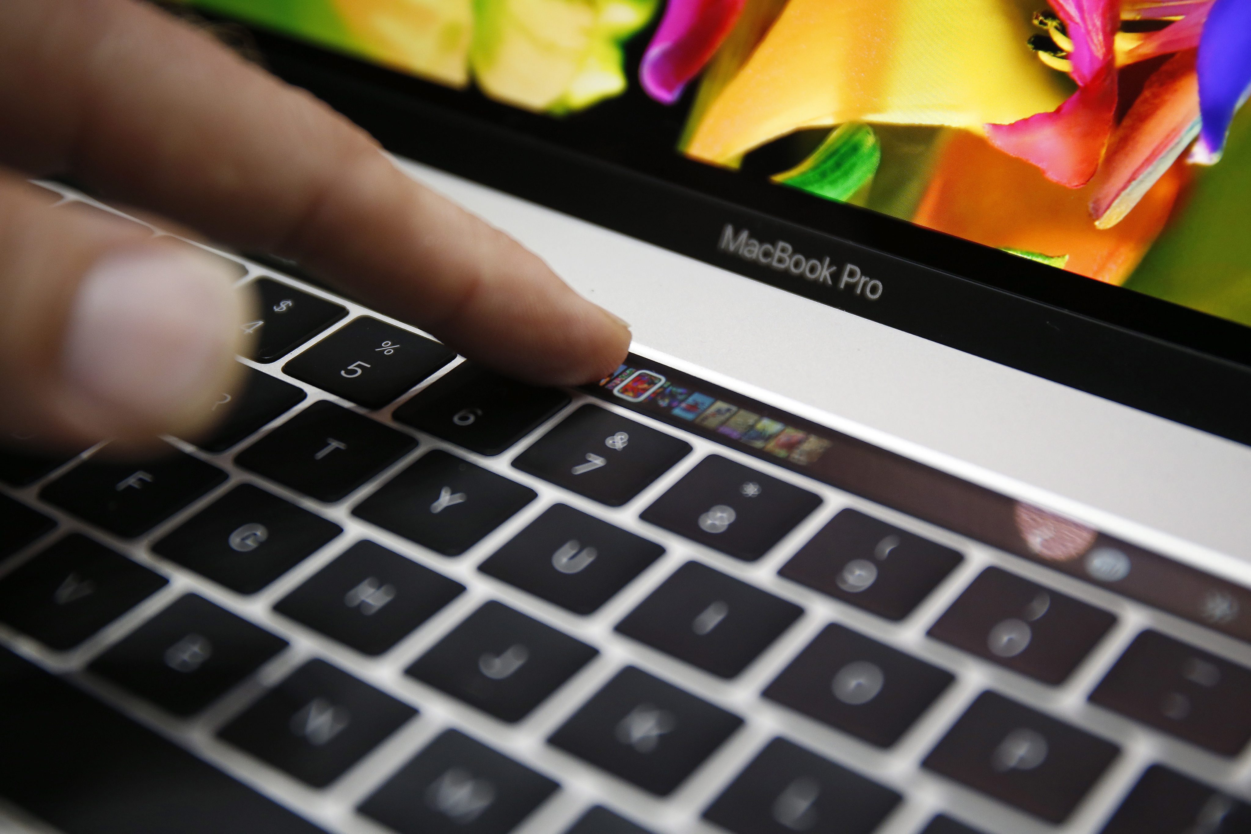 Η Apple καταργεί τα function keys με τη νέα σειρά των MacBook Pro