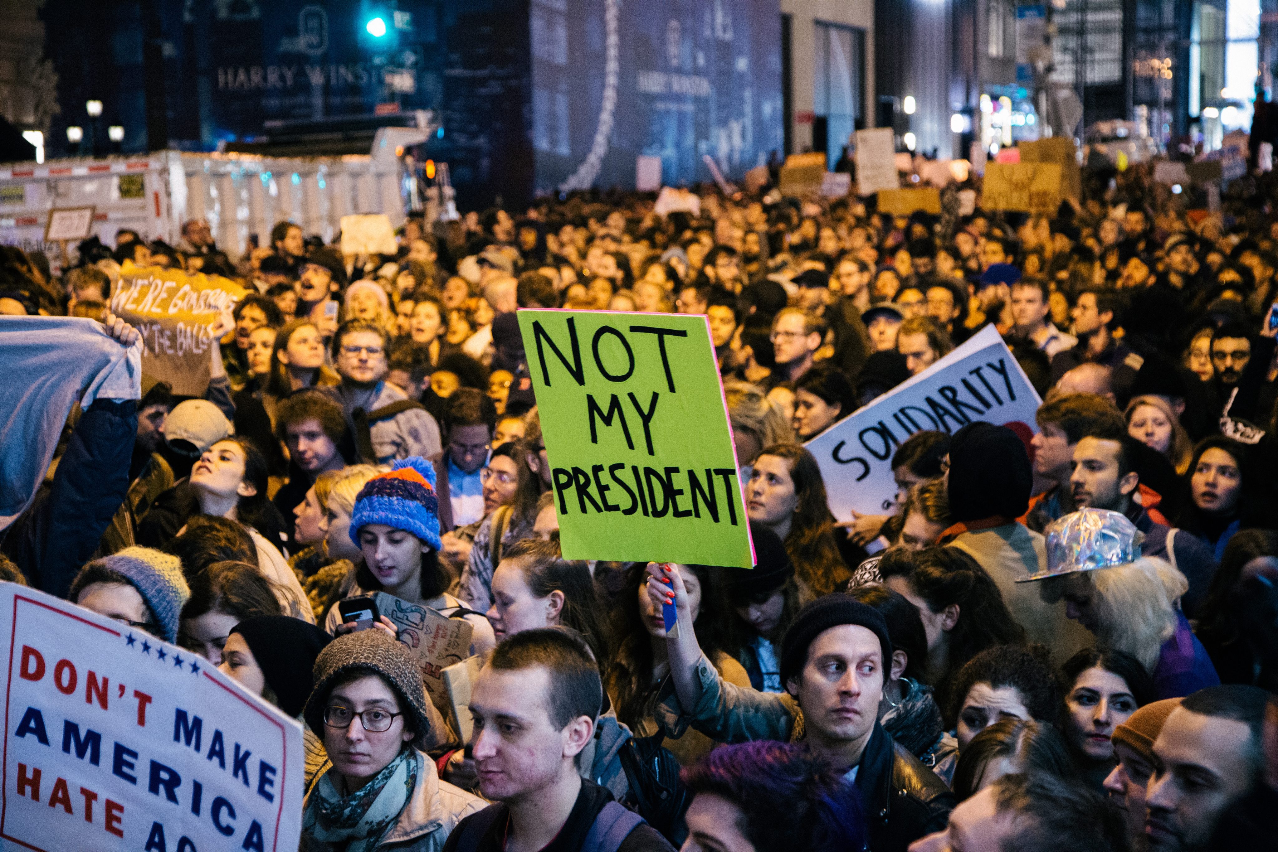 Διαδηλώσεις κατά του Τραμπ σε αριθμό πόλεων – Τον Ομπάμα βλέπει ο νικητής