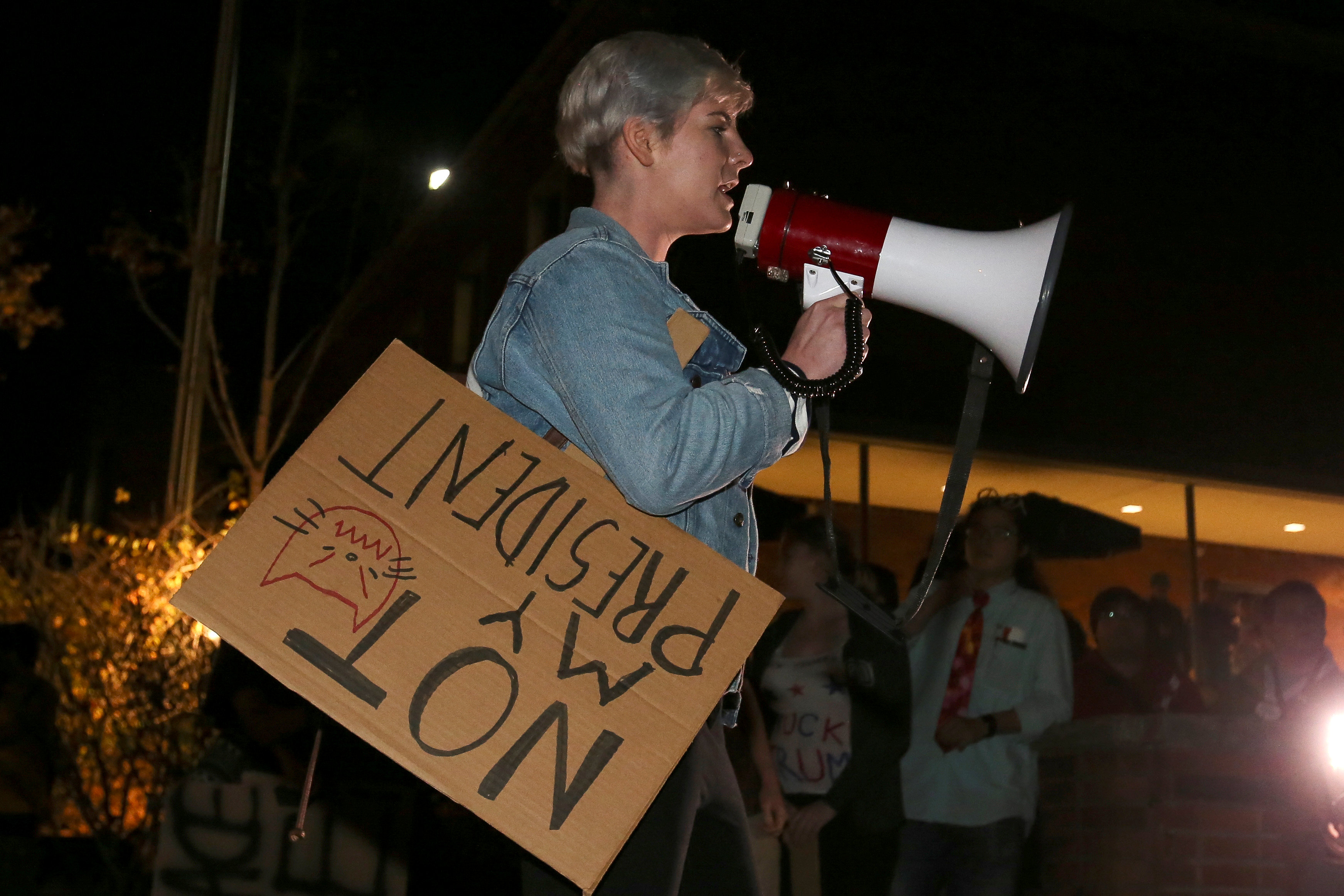 Το «πάθος» των διαδηλωτών εξαίρει τώρα ο Τραμπ