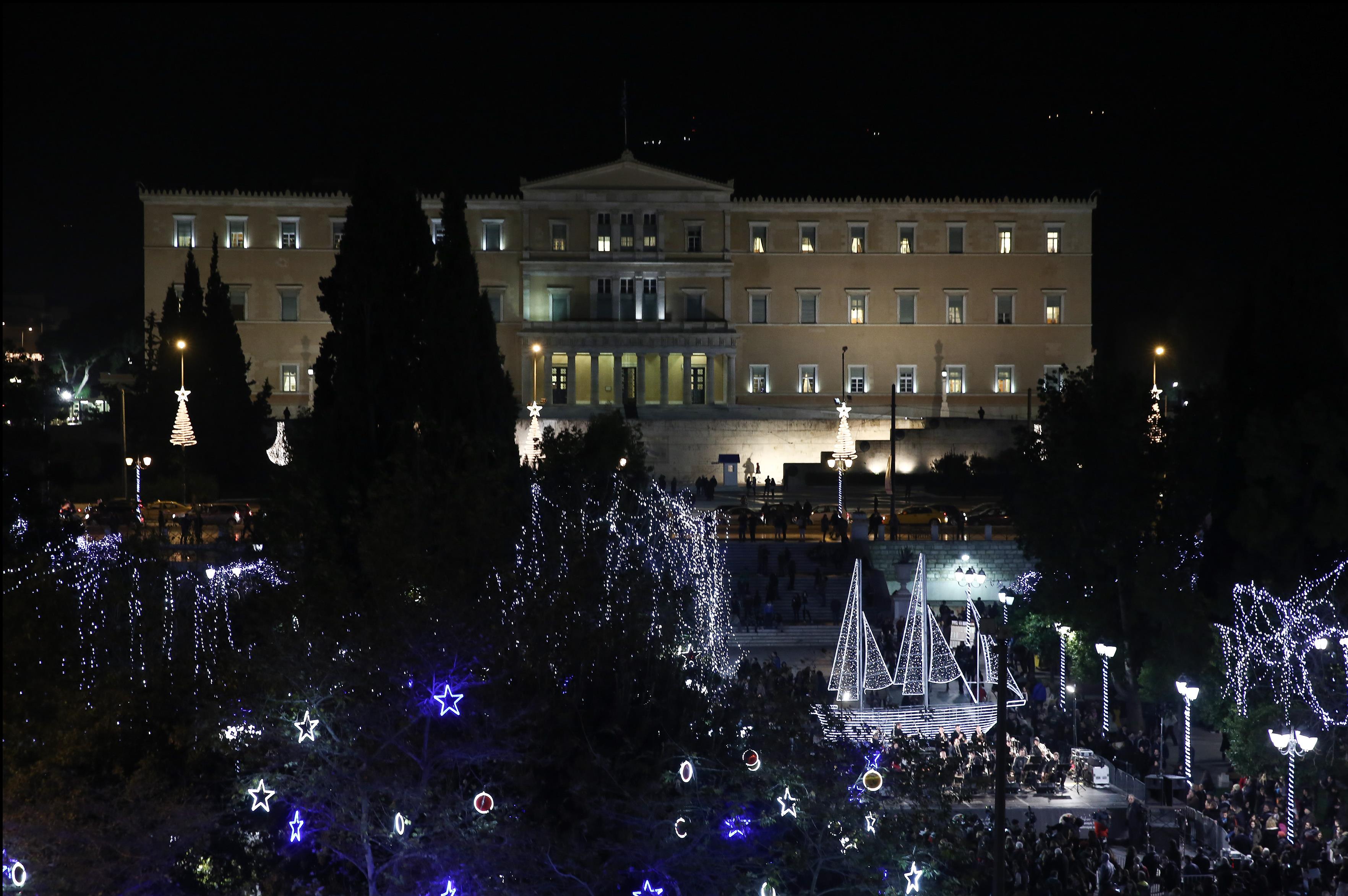 Αναψαν τα χριστουγεννιάτικα φώτα στην πλατεία Συντάγματος