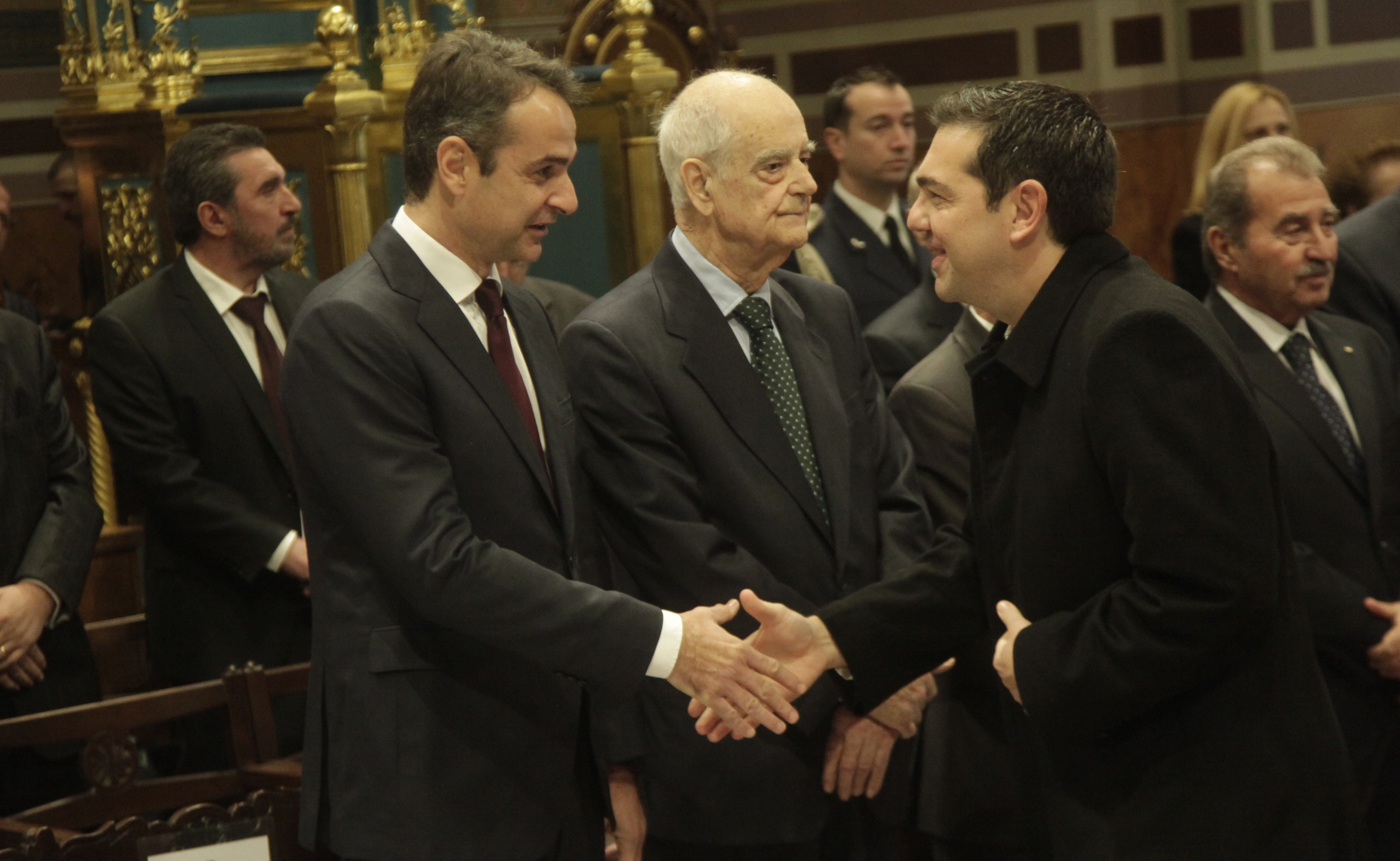 Oι ευχές στον Πρόεδρο και η χειραψία Τσίπρα-Μητσοτάκη