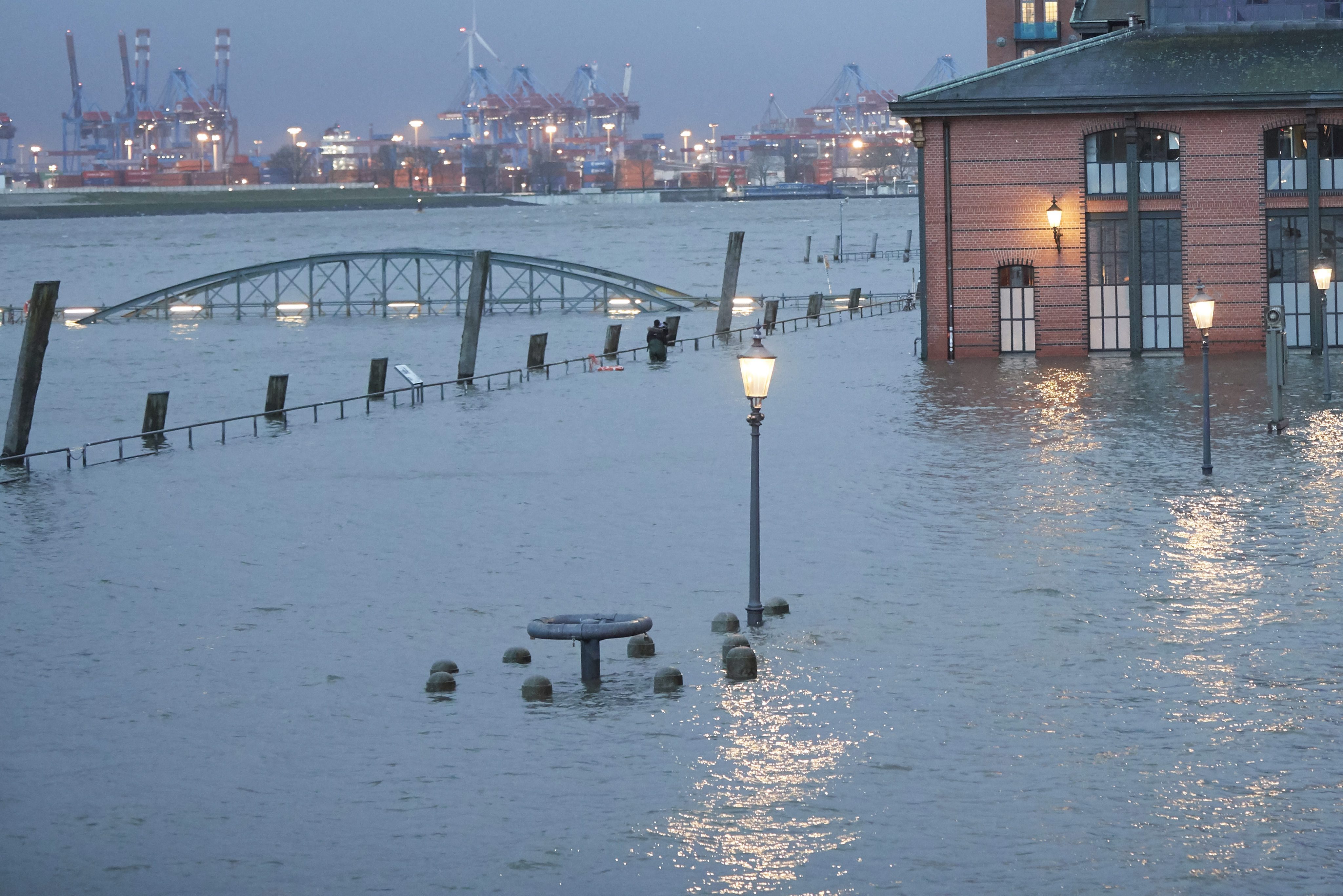 Γερμανία: Σαρωτικές πλημμύρες στον βορρά, χιονιάς στον νότο