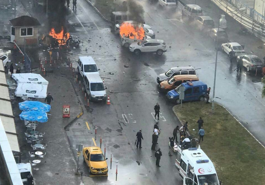Τουρκία: Βομβιστική επίθεση και πυρά στα δικαστήρια της Σμύρνης
