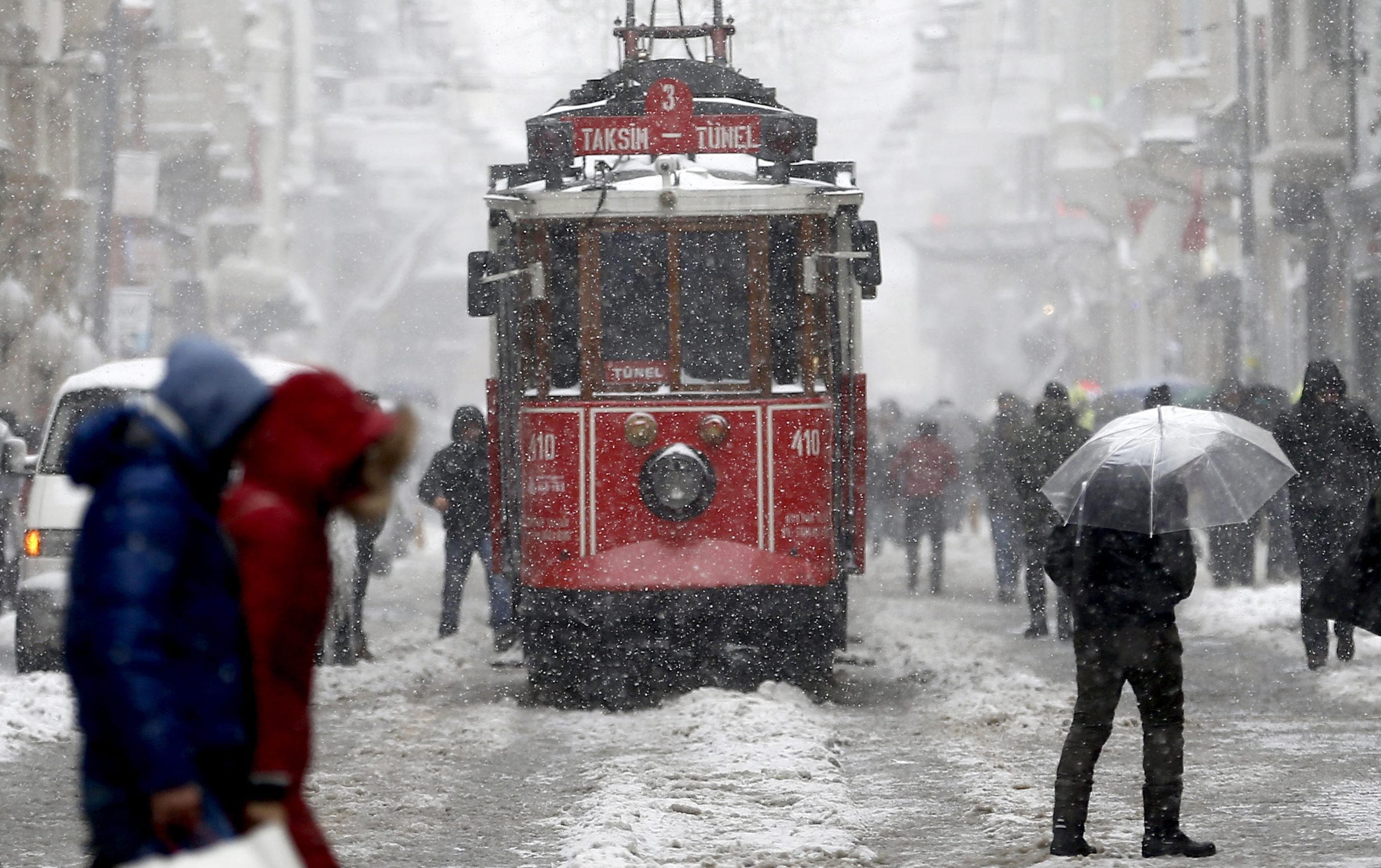 Χιονοθύελλα έχει παραλύσει την Κωνσταντινούπολη