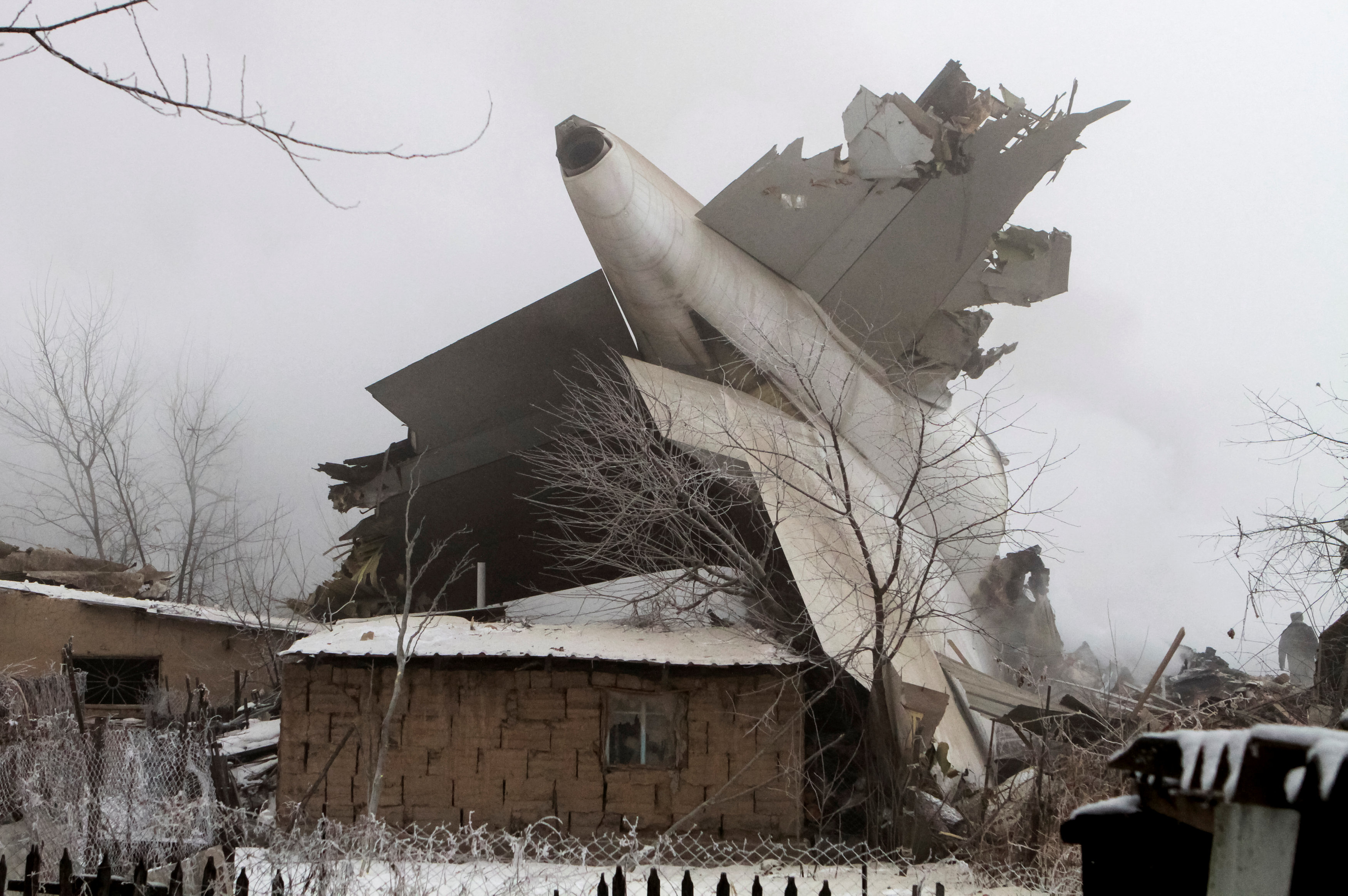 Αεροσκάφος έπεσε σε χωριό στο Κιργιστάν, τουλάχιστον 37 νεκροί