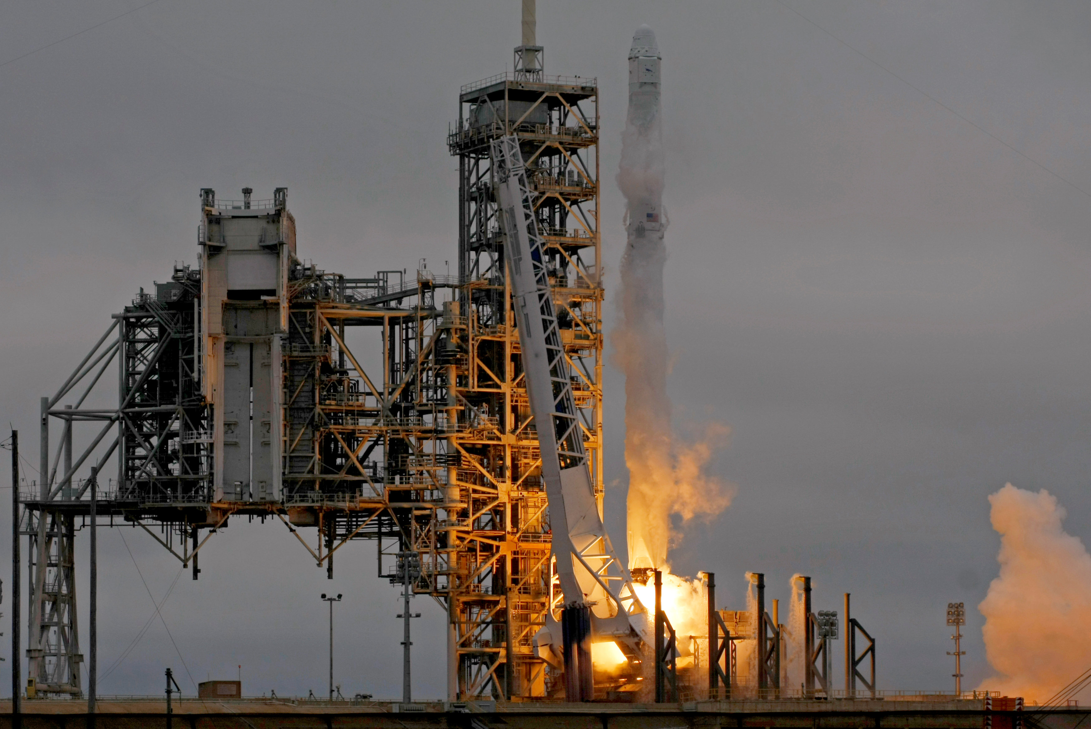 Με απόλυτη επιτυχία η ιστορική εκτόξευση του πυραύλου Falcon 9